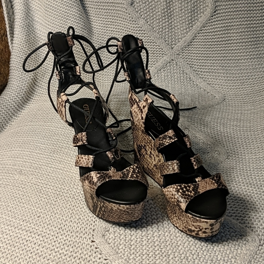 ✨5/$25✨ NWOT Guess snake lace up sandals